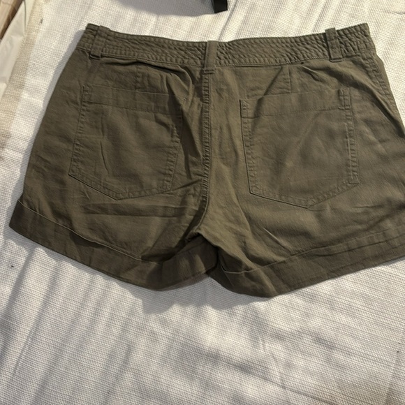 Banana Republic Khaki Green Shorts Size 8 - Picture 2 of 5